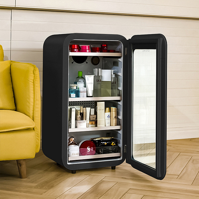 Холодильник для косметики и напитков MEYVEL MD71-Black