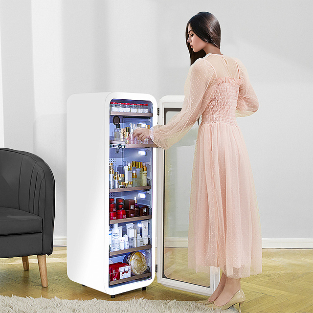 Холодильник для косметики и напитков MEYVEL MD105-White